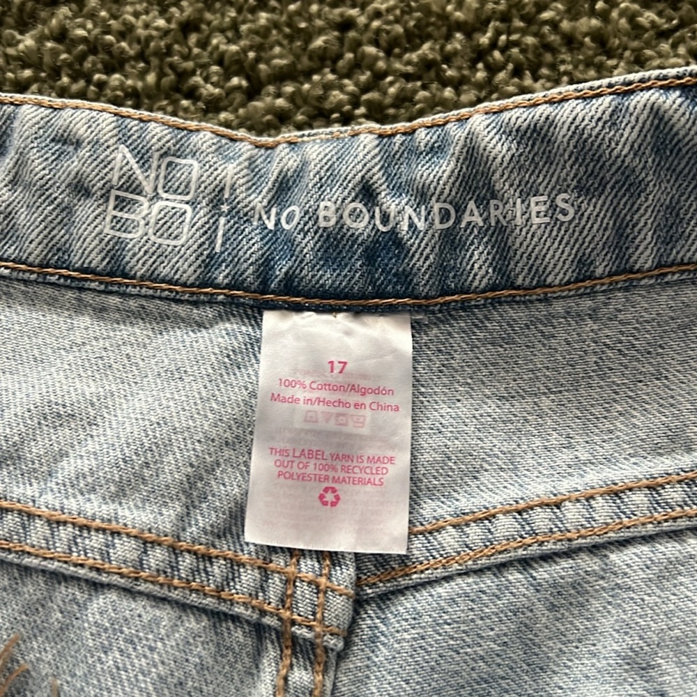 No Boundaries Super High-Rise Slim Straight Lightwash distressed jeans- 17 - Picture 2 of 7